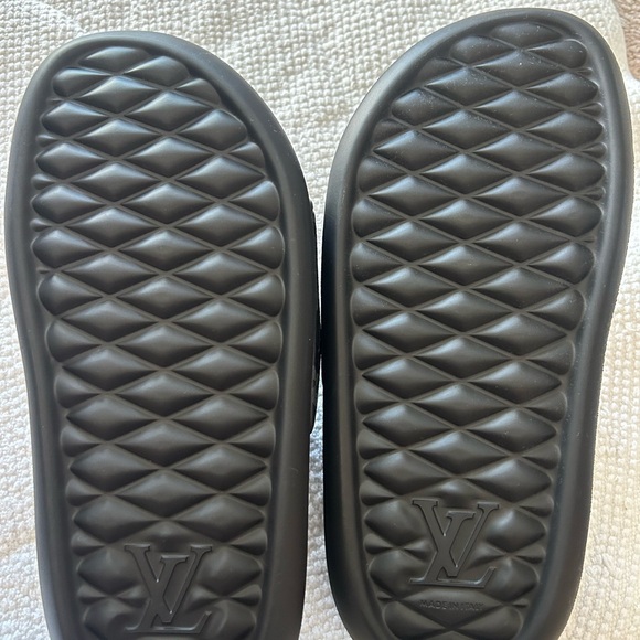 Louis Vuitton Slides Black! Perfect Condition! - Picture 4 of 11
